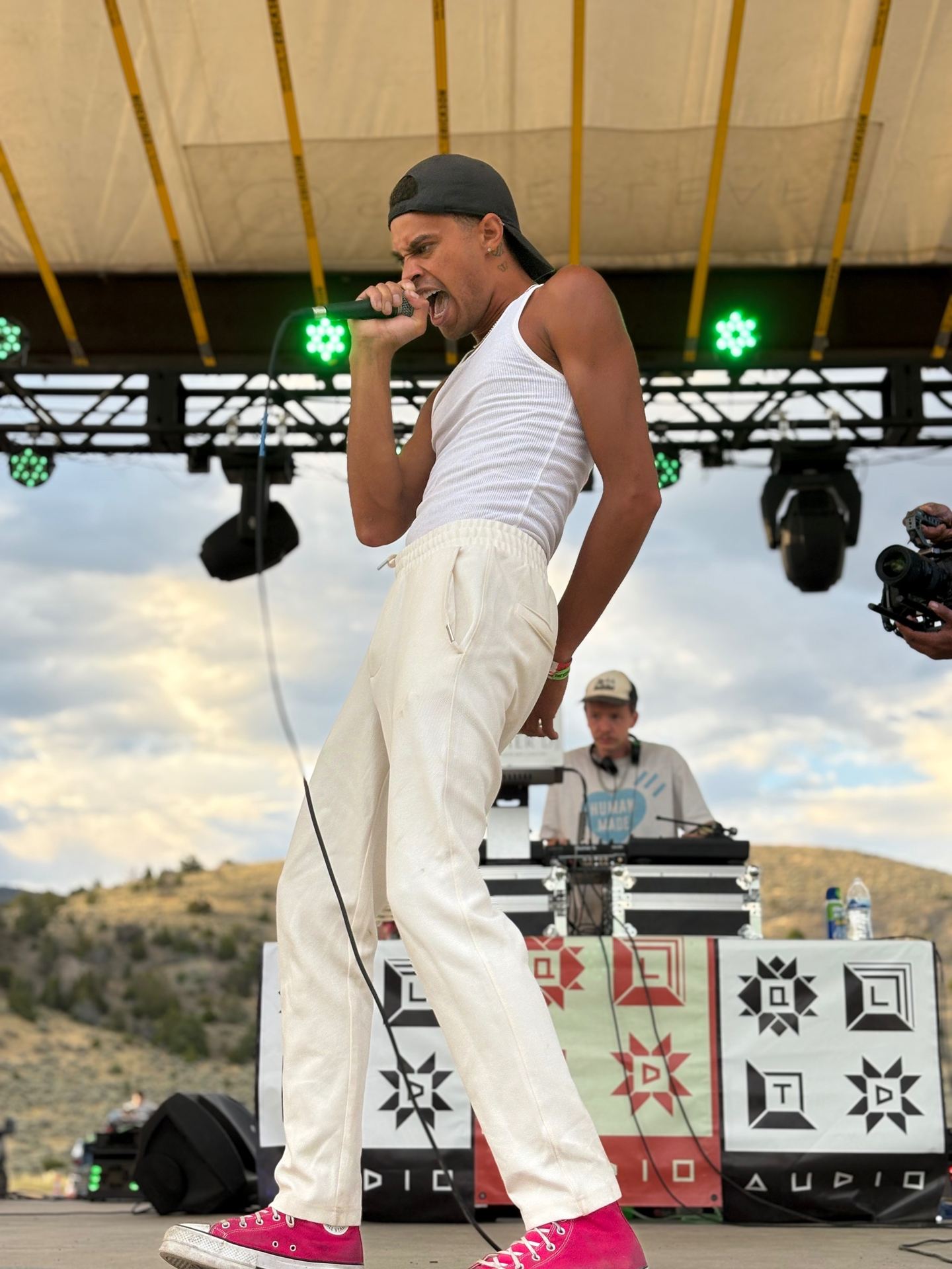 HAYLOVE performing in daylight